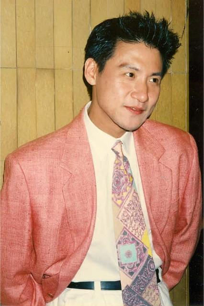 Hồi trẻ, Trương Hữu Học yêu thích những bộ suit bóng bẩy màu sắc.