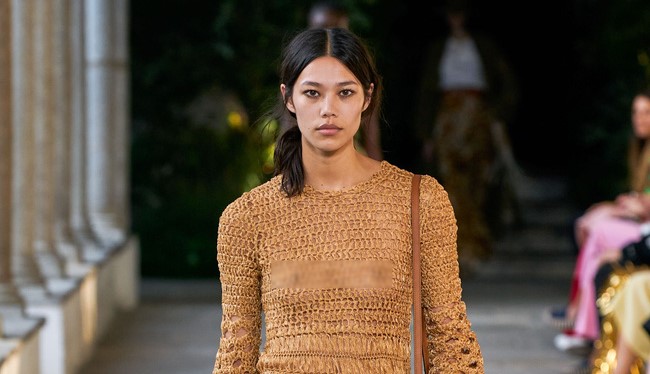 Chân dài Việt Jade Nguyễn "thả rông" tại Tuần lễ thời trang Milan 