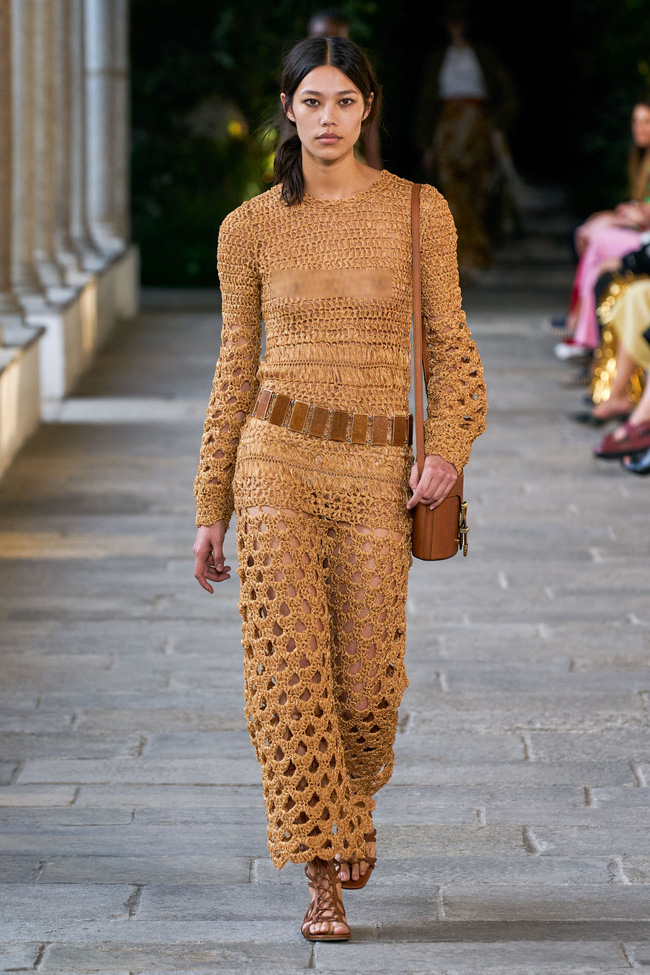 Jade đã có show diễn đầu tiên tại khuôn khổ Tuần lễ thời trang Milan 2021. Cô sải bước trong show của Alberta Ferrretti. Người đẹp diện một thiết kế crochet (len móc) khoe toàn bộ vòng 1 của mình.