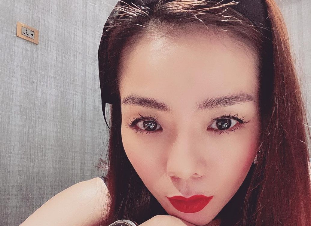 Lệ Quyên selfie, ánh mắt lúng liếng hớp hồn nhưng có gì đó sai sai?