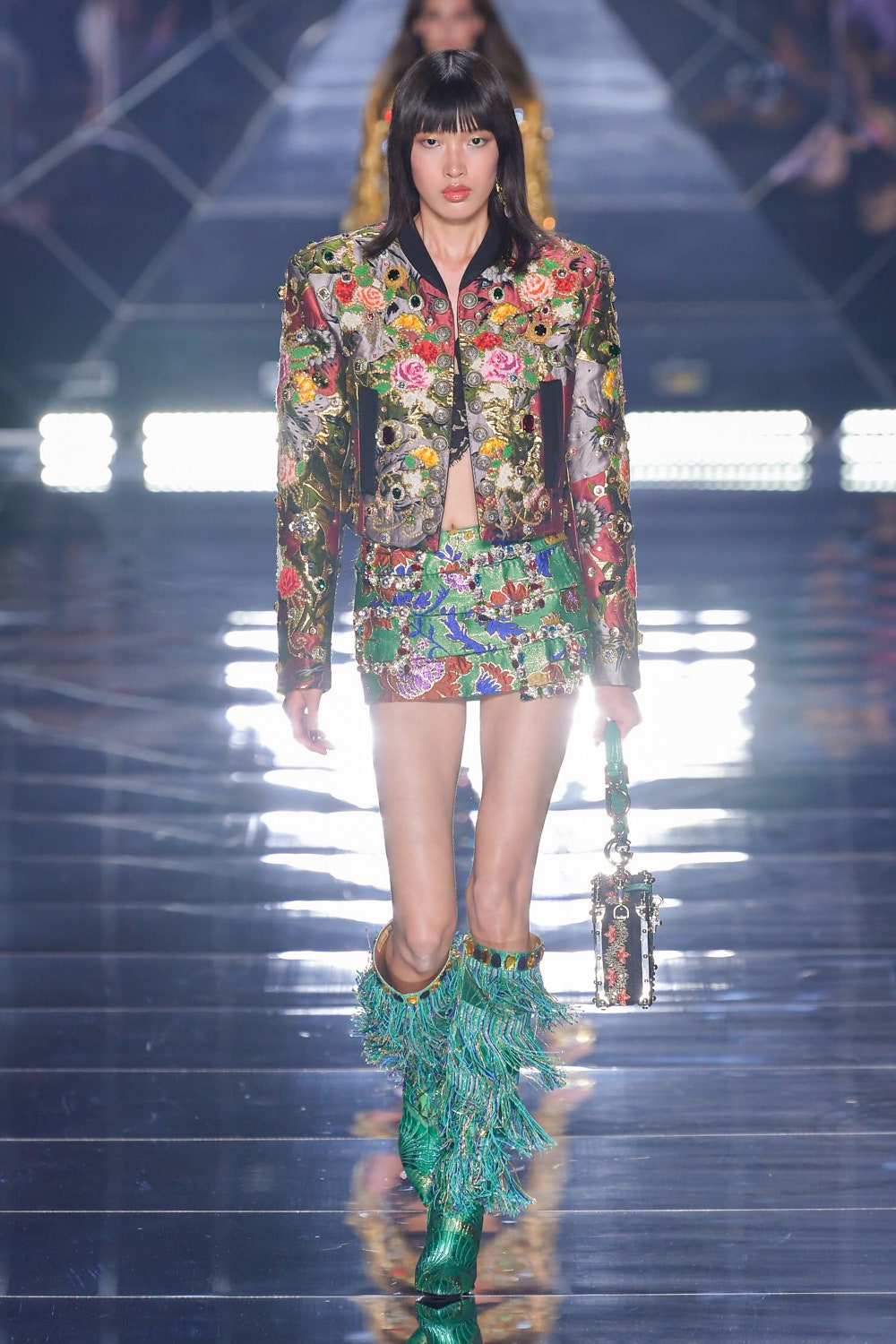 Phương Oanh tự tin sải bước trong bộ cánh của D&G thuộc khuôn khổ Tuần lễ thời trang Milan Xuân - Hè 2022.