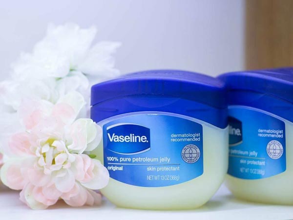 Sản phẩm Vaseline có thể giúp da căng bóng