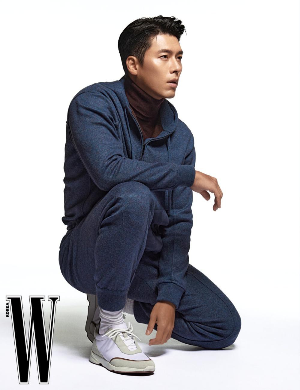 Xuất hiện trên tạp chí thời trang W, Hyun Bin diện trang phục của Loro Piana, nhãn hàng mà anh làm người mẫu đại diện. Các trang phục anh mặc nằm trong BST Thu Đông 2021 của hãng.
