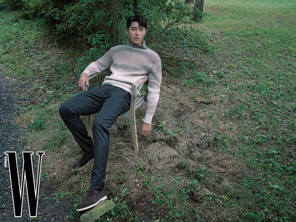 Chiều cao 1m85 và cặp chân dài miên man của Hyun Bin được phô diễn tối đa trên các trang bìa tạp chí thời trang.