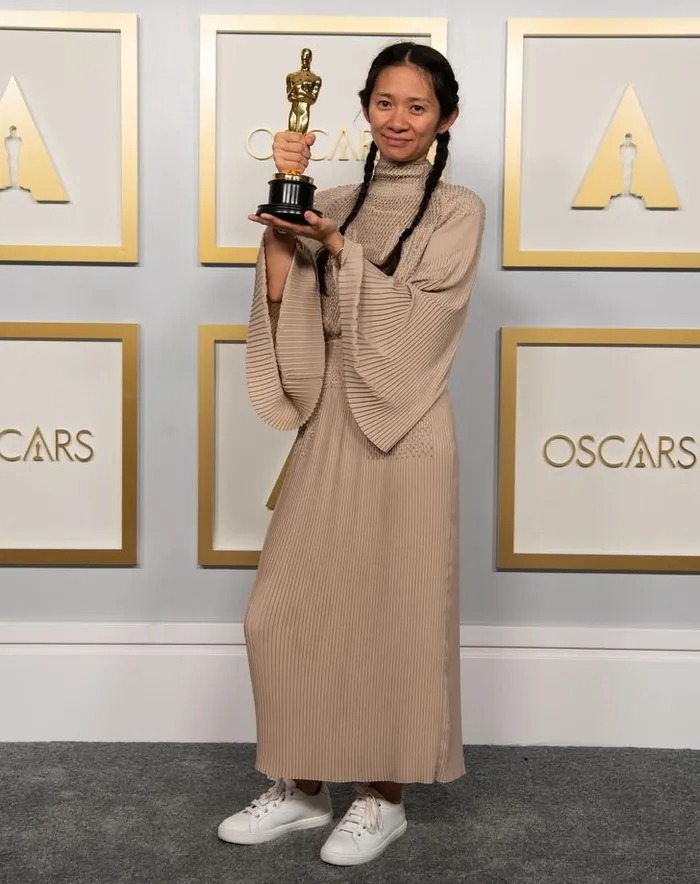 Trong lần đầu tiên nhận giải Oscar của mình, nữ đạo diễn Chloé Zhao diện một bộ đồ không thể đơn giản hơn. Cô còn đi giày thể thao và mang theo khuôn mặt không trang điểm.
