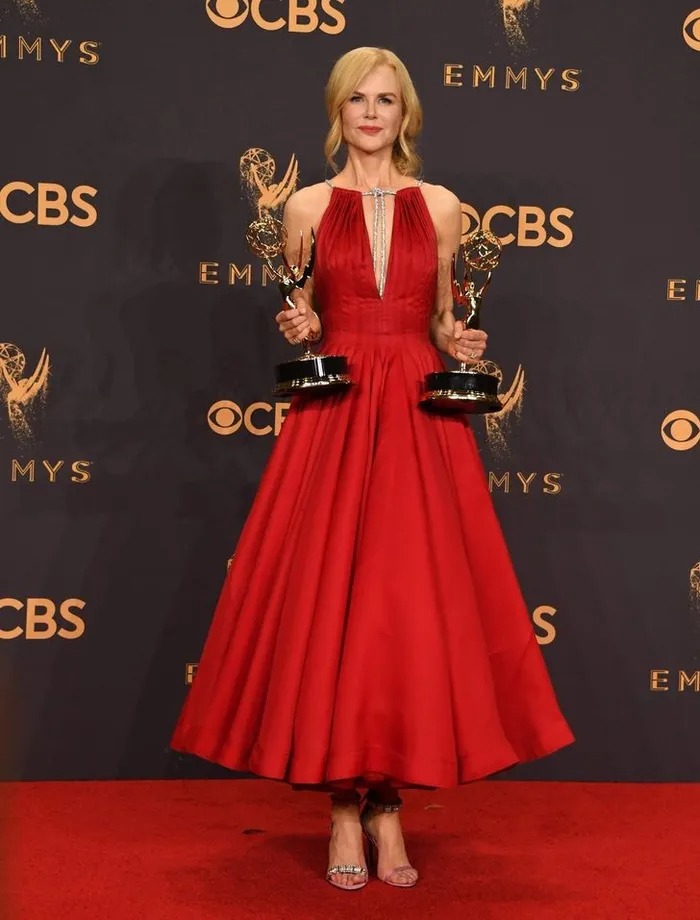 Tại Emmy 2017, Nicole Kidman đã đi 2 chiếc giày cao gót khác nhau. Điều này tạo nên một tổng thể vô cùng thú vị.