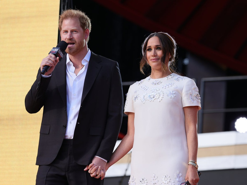 Meghan Markle dùng túi Dior vì muốn gợi nhắc hình ảnh công nương Diana?