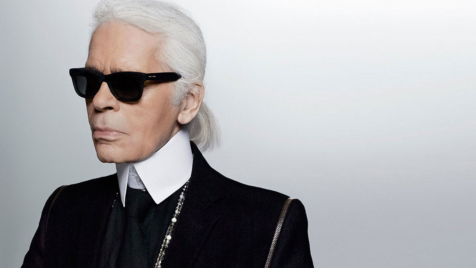 Trong gần 40 năm tại Chanel, Karl đã giúp vực dậy nhà mốt danh tiếng này. Ông biến một thương hiệu rệu rã trở nên đắt giá. Mọi BST của Chanel đều nhanh chóng cháy hàng.
