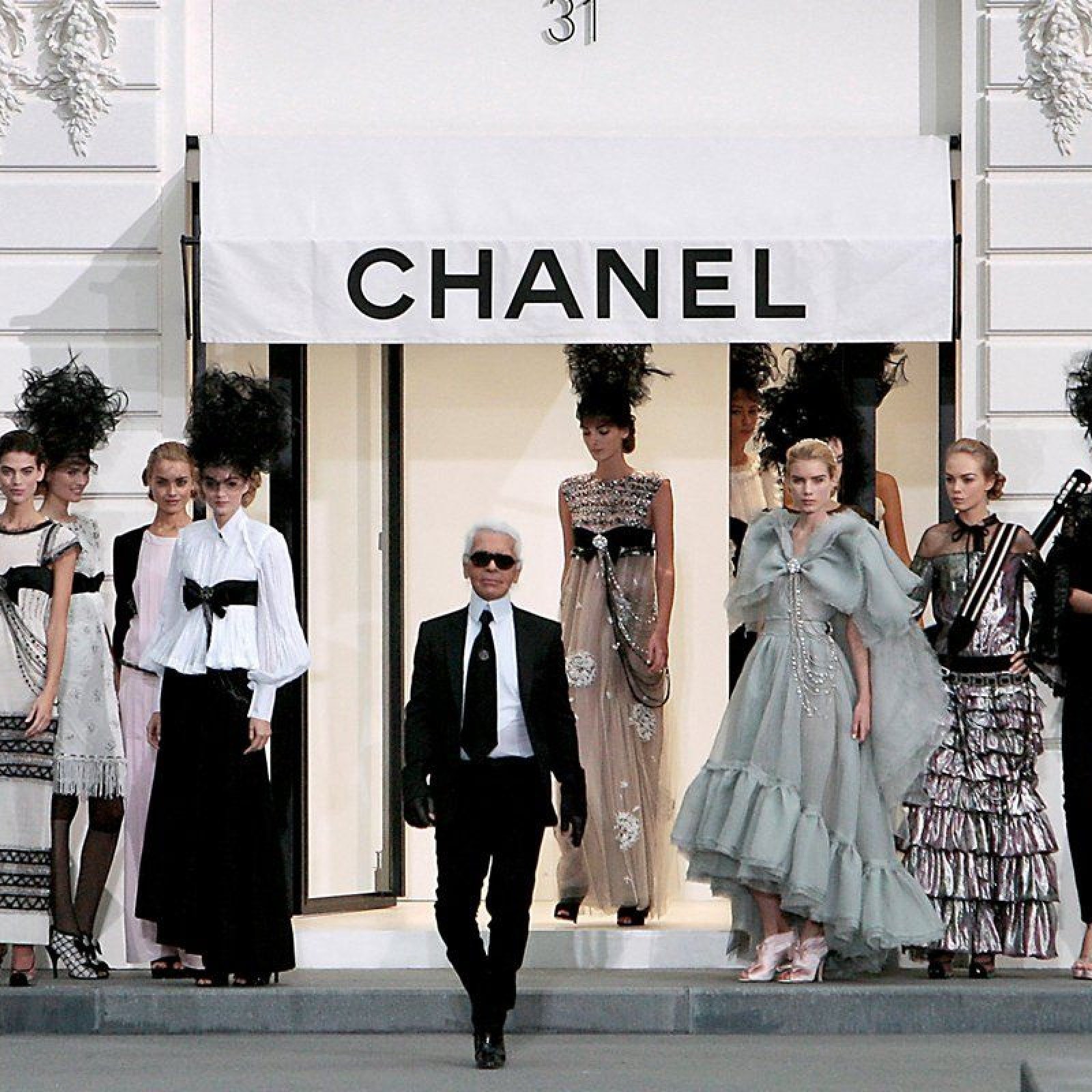 NTK Karl Lagerfeld đã trở thành một phần của Chanel. nhà mốt này mang đậm hơi thở mạnh mẽ, phóng khoáng của Karl.