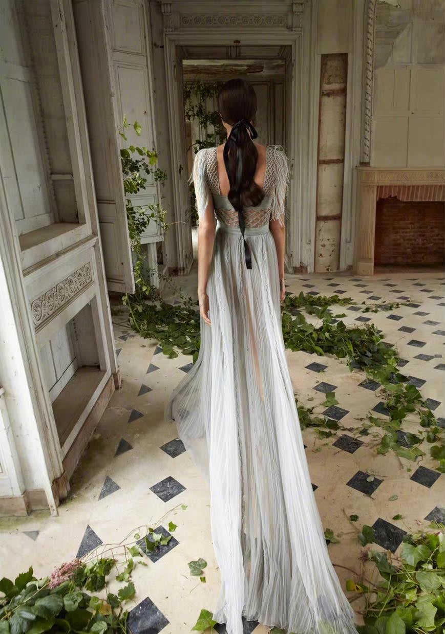 Những thiết kế Haute Couture cầu kỳ của Dior hòa hợp hoàn hảo với vẻ đẹp của Cara.