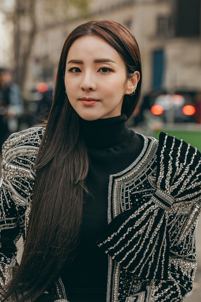 Dara đã bước sang tuổi 37 nhưng cô vẫn cực kỳ trẻ trung. Kể từ khi 2NE1 tan rã, Dara tập trung vào công việc làm người mẫu, MC và đóng phim. Dù không nổi đình đám như cách đây 10 năm nhưng cô vẫn là một cái tên 'có số má' tại làng giải trí Hàn Quốc.