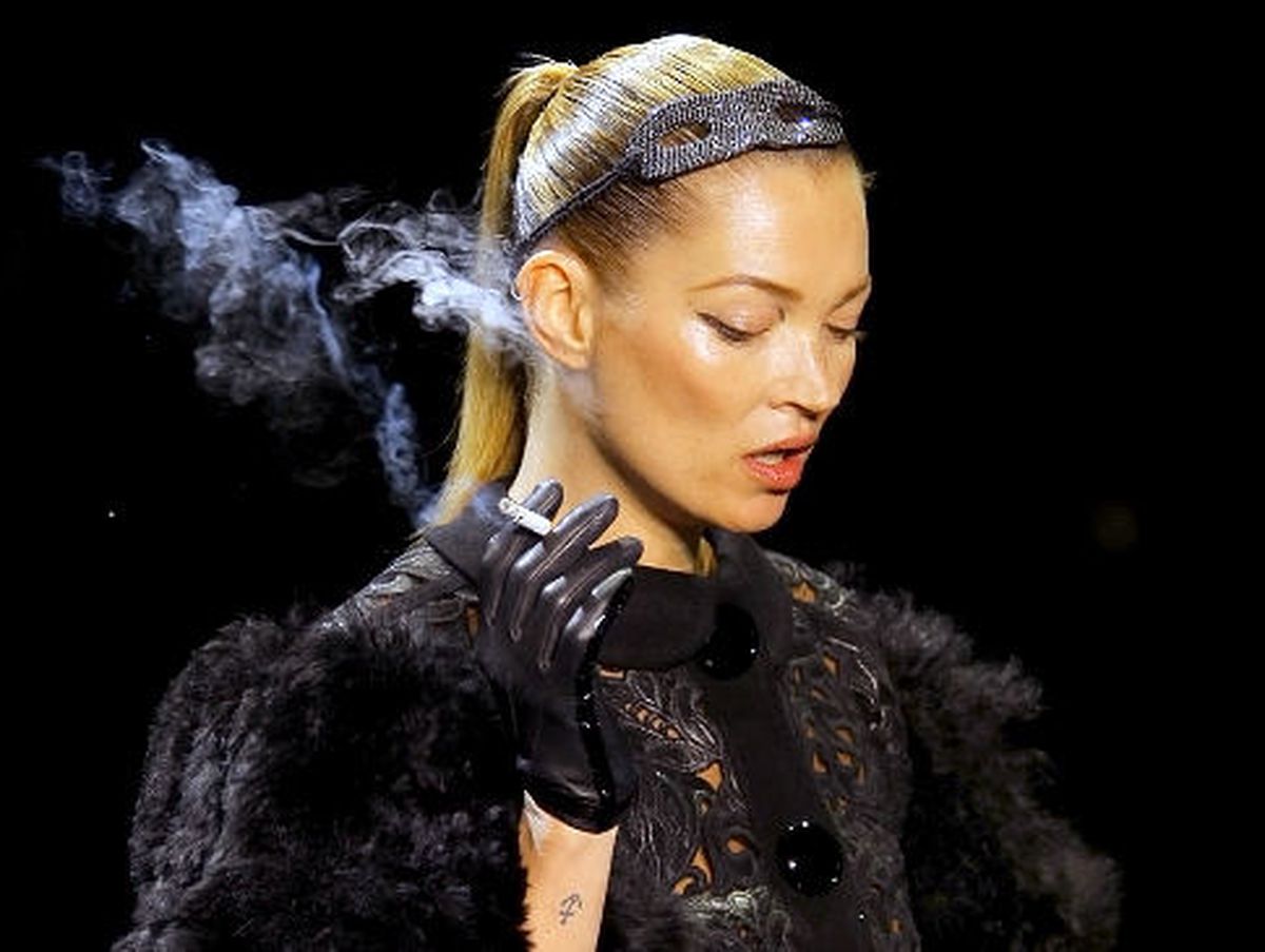 Kate phì phèo thuốc lá tại show của Louis Vuitton vào năm 2011