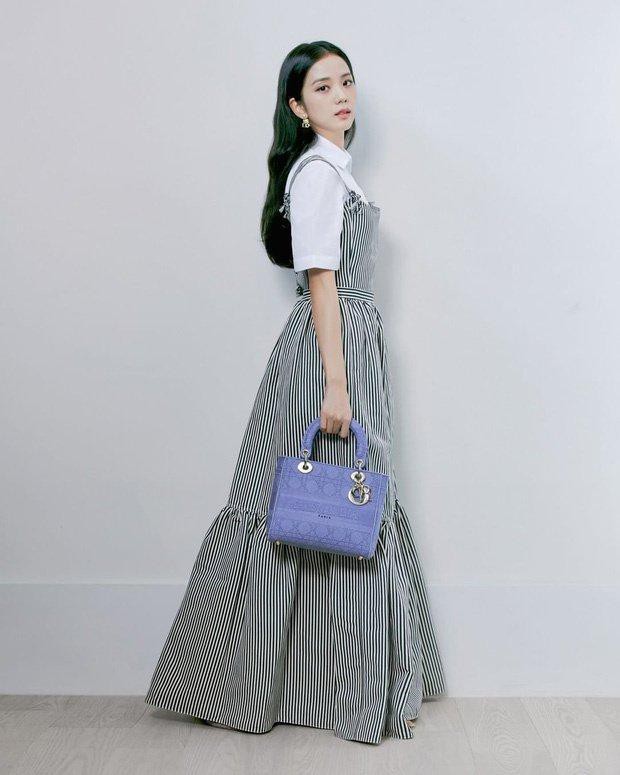 Đầu năm 2021, Jisoo ở Hàn Quốc xem show của Dior từ xa trong một bộ váy khá tối giản.