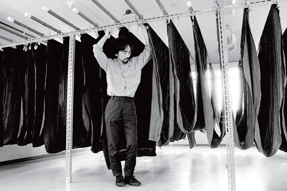 NTK Yohji Yamamoto không theo đuổi nghề luật mà rẽ ngang sang ngành thời trang.