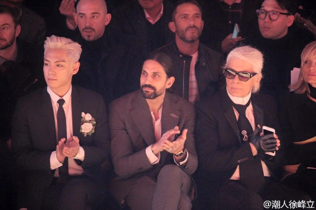 Anh còn ngồi ở hàng ghế đầu của show, ngay sát 'ông hoàng tóc bạc' Karl Lagerfeld. Điều này có thể cho thấy sức ảnh hưởng không hề nhỏ của ngôi sao Hàn Quốc với nền thời trang thế giới.