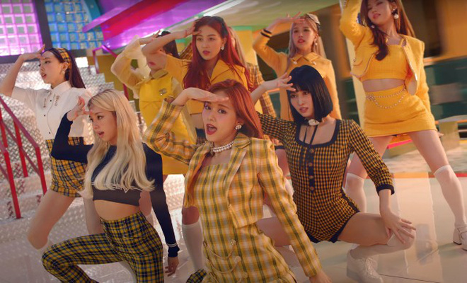 Nhóm nhạc vàng rực trong MV ca nhạc.