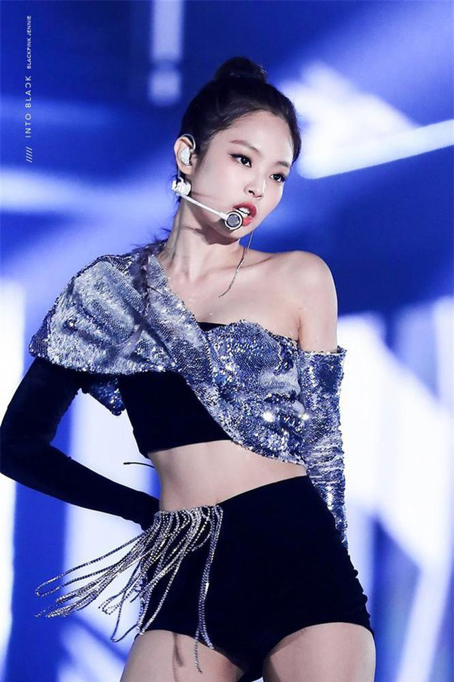 Nói về những idol Hàn Quốc sở hữu bở vai đẹp nhất không thể bỏ qua Jennie BLACKPINK. Cô nàng sở hữu bờ vai ngang với phần xương quai xanh nổi lên vô cùng thích mắt. Nếu như ở trời Tây, Jennie hoàn toàn có thể tự tin diện những trang phục quây, hở vai thì tại Hàn Quốc, mọi chuyện khó khăn hơn nhiều.