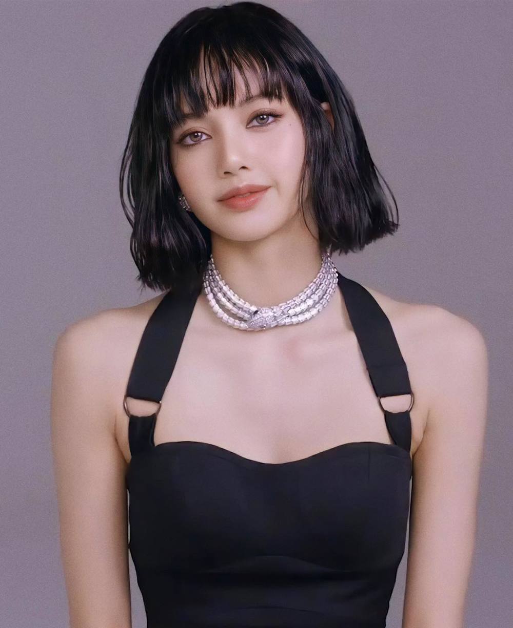 Lisa BLACKPINK được đánh giá là idol toàn năng khi cô vừa có tài năng âm nhạc đồng thời sở hữu thần thái phù hơp với thời trang cao cấp.