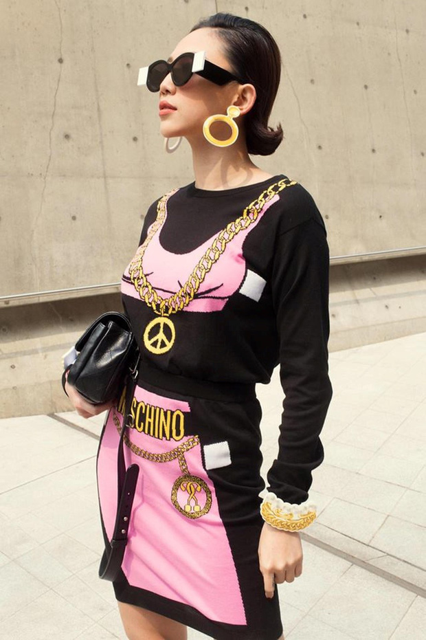 Tóc Tiên sở hữu phong cách thời trang vô cùng cá tính. Tại Seoul Fashion Week 2017, Tóc Tiên từng gây ấn tượng với cánh săn ảnh trong bộ cánh đơn giản in họa tiết hình váy độc đáo của Moschino, đi kèm phụ kiện lấy cảm hứng từ trò chơi búp bê giấy.