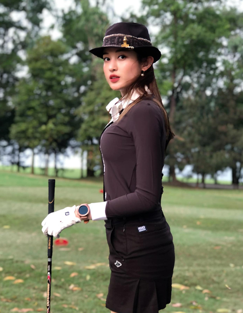 Mỹ nhân Hà Thành yêu thích những bộ cánh vô cùng sang chảnh mang phong cách cổ điển, dù ở ngoài đời lẫn cả khi đi tập golf