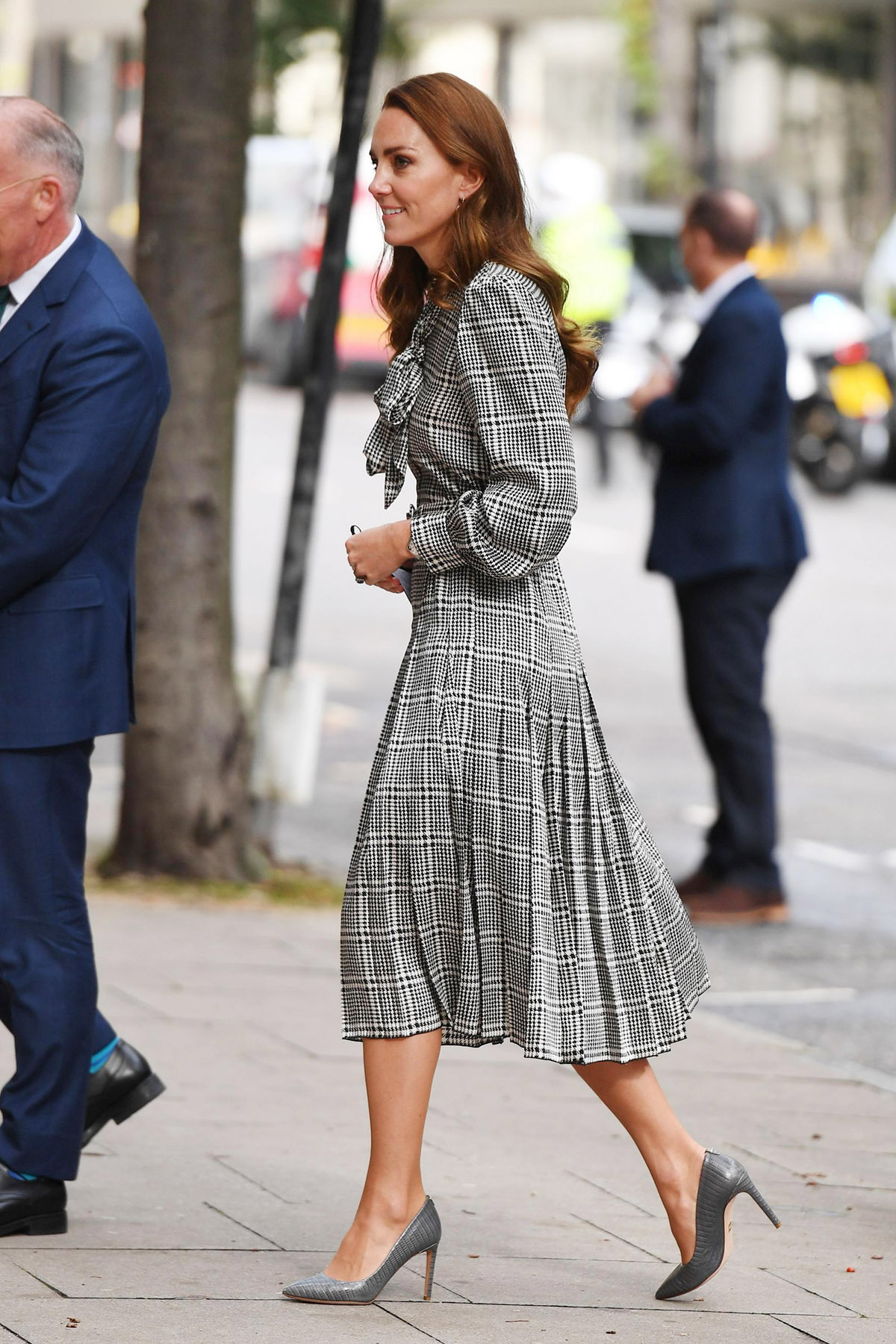 Sáng 5/10, Kate xuất hiện tại trường đại học University College London để thảo luận những vấn đề về quyền trẻ em. Cô chọn cho mình một chiếc váy của Zara có giá là 90 bảng nhưng sau đó giảm giá còn 16 bảng.