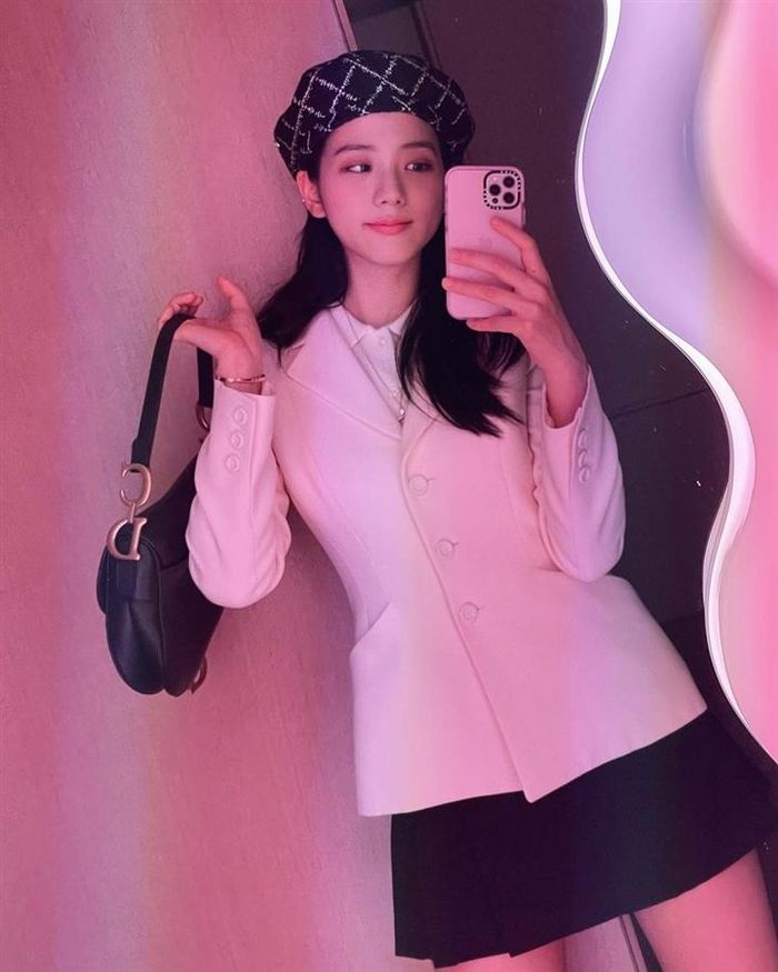 Đại sứ thương hiệu toàn cầu của Dior, Jisoo cũng sở hữu cho mình chiếc gương lung linh lấp lánh này. Cô thường xuyên selfie với chiếc gương này để lăng xê, quảng cáo cho thương hiệu Pháp.