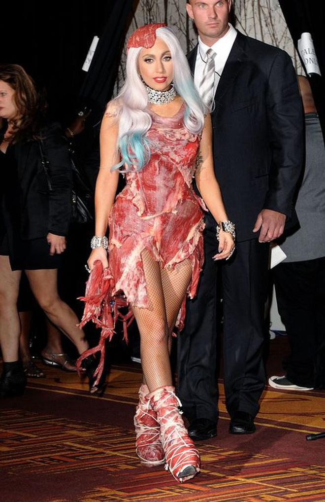 Tuy nhiên, người ta lại thấy nó giống với bộ đồ này của Lady Gaga hơn. Một sự thật thú vị là một con bò đã hy sinh làm bộ váy này để Gaga truyền tải thông điểm yêu động vật
