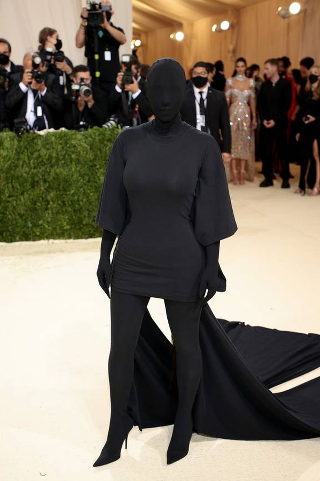 Cô chị Kim Kardashian cũng chẳng phải 'dạng vừa đâu' khi luôn xuất hiện với những bộ cánh khác người. Trong ảnh là bộ đồ của cô khi tới dự Met Gala 2021