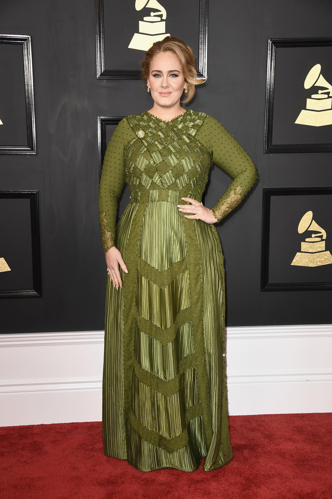 Bộ váy xanh của Givenchy mà Adele mặc từng được Vogue bình chọn là một trong những chiếc váy đẹp nhất tại Grammy 2017.