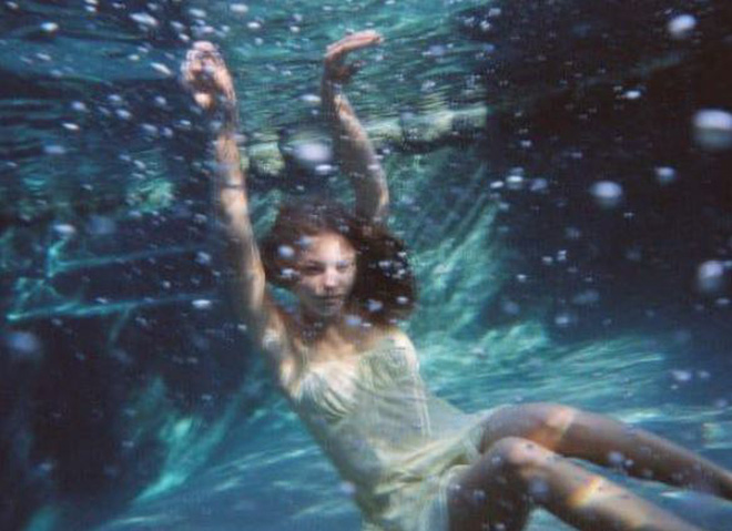 'Xung quanh anh toàn là nước' - nhưng đây không phải ảnh cắt từ MV ca khúc của Đen Vâu mà là một hình ảnh quảng cáo quần áo của Zara.