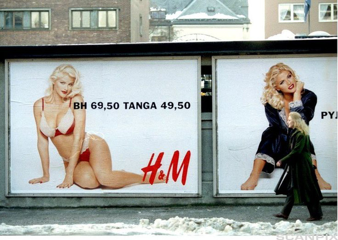 Năm 1993, H&M tung ra một quảng cáo nội y với sự tham gia của Anna Nicole Smith nhưng đã nhanh chóng bị gỡ bỏ vì quá gợi cảm.