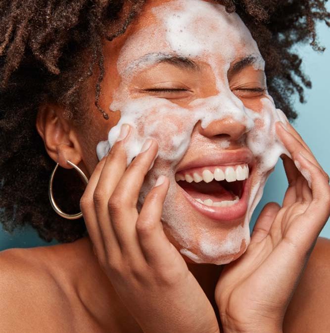 Tác dụng chính của sữa rửa mặt là làm sạch nhanh bụi bẩn trên bề mặt da. Bạn cần một sản phẩm sữa rửa mặt có thể tẩy sạch nhẹ nhàng. Những tính năng khác như cấp ẩm, chống lão hóa có hay không không quan trọng.