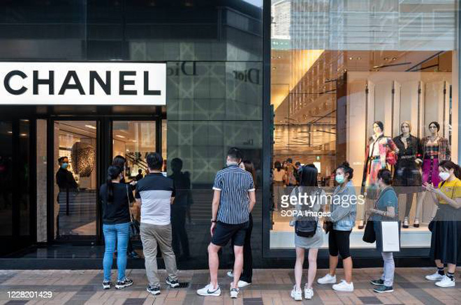 Động thái này của Chanel nhằm mục đích bảo vệ thương hiệu và doanh thu của mình trước làn sóng mua hộ đang bùng nổ tại Hàn Quốc. Khách hàng sẵn sàng trả từ 5 triệu đồng tới 7 triệu đồng để thuê những người xếp hàng hộ.