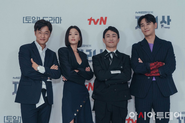 Jeon Ji Hyun tái xuất sau khi có màn xuống tóc đáng quên