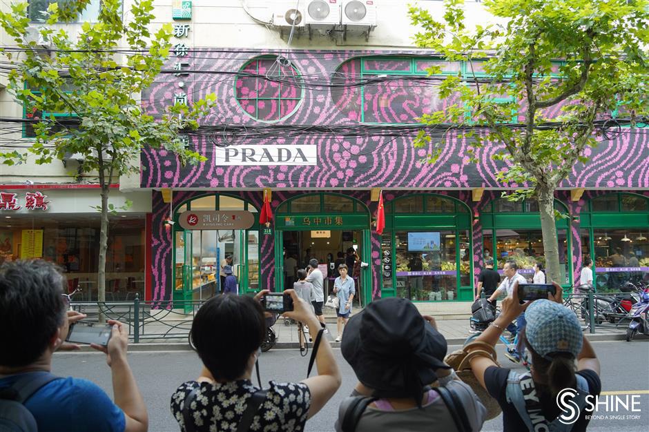 Prada đã tổ chức một khu chợ tại Thượng Hải, Trung Quốc.
