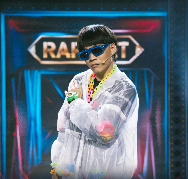 Trang phục của Wowy chiếm trọn spotlight của chương trình Rap Việt mùa 2. Thay vì những bộ trang phục như mùa 1, Wowy chọn cho mình một bộ đồ bảo hộ trắng muốt. Bên trong, nam rapper mặc trang phục sặc sỡ lộ màu.