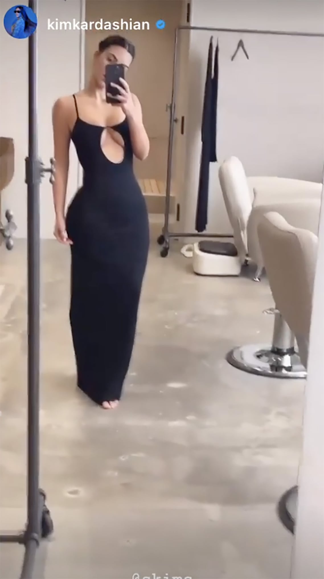 Kim Kardashian cho ra mắt một chiếc váy ngủ bó sát khoe vòng 1 vô cùng đẫy đà. Đây trở thành một chủ đề được netizen bàn tán trong thời gian gần đây. Thiết kế này có tên là Skims Sleep Keyhole Dress và được bán với giá 78 USD.