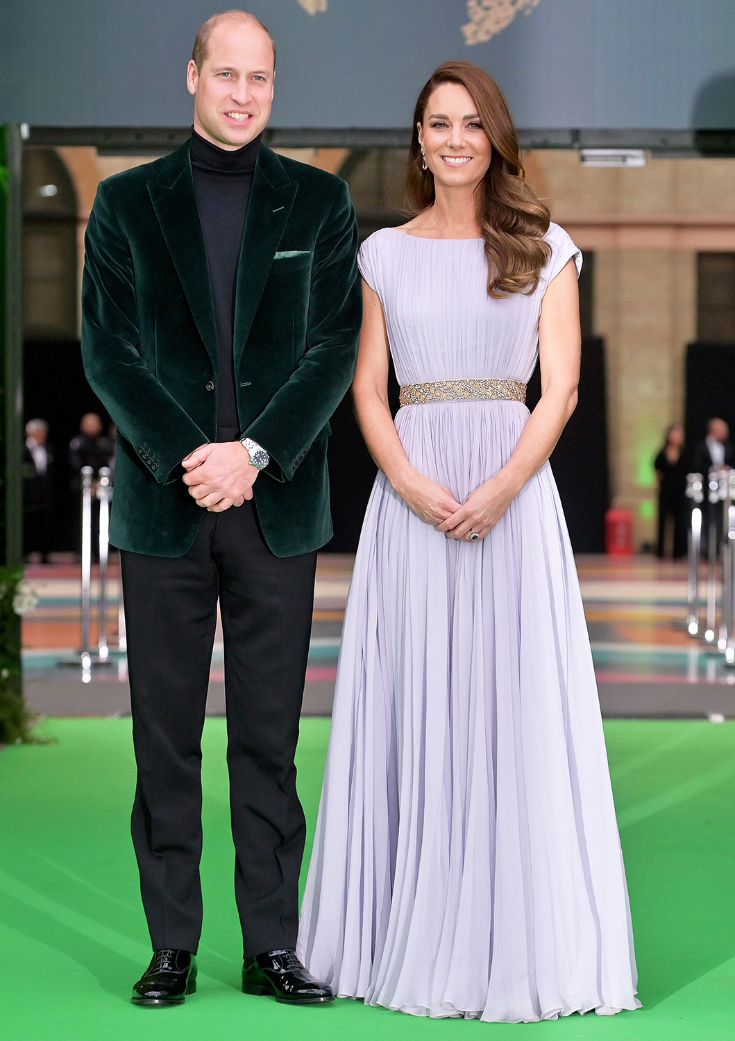 Tại sự kiện mới nhất, cặp đôi lại chứng minh mình không chỉ là cặp đôi quyền lực mà còn là cặp đôi thời trang. Hoàng tử William chọn cho mình một bộ suit nhung màu xanh đậm trong khi công nương Kate tinh tế trong chiếc váy tím pastel của Alexander McQueen. Điều thú vị là chiếc váy này đã được công nương diện vào 10 năm trước.