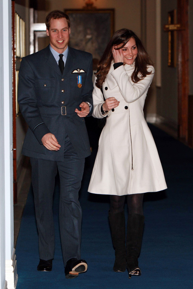 Diện áo khoác dáng váy mix cùng boots thời thượng, Kate Middleton đã cực ra dáng Công nương Hoàng gia từ thời còn hẹn hò với Hoàng tử William. Trong khoảnh khắc này, trang phục của Kate Middleton dù không 'ton sur ton' với outfit của bạn trai, nhưng trông họ vẫn rất ăn ý nhờ chọn trang phục sang trọng, tinh tế cả đôi.
