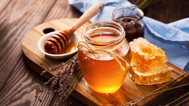 Uống nước mật ong ấm mỗi ngày có thể giúp cho làn da trở nên vô cùng rạng rỡ và trắng sáng.