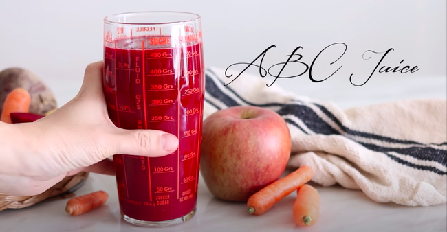 Nước ép ABC gồm táo (Apple), củ dền (Beet) và cà rốt (Carrot). Đây là những thực phẩm cực kỳ tốt và có lợi cho làn da của bạn.