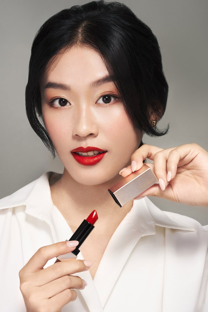 Dr. Nuell Matte Lipstrick màu Pure Red có mức giá khoảng 200.000 đồng. Rẻ hơn rất nhiều so với son của Charlotte Tilbury