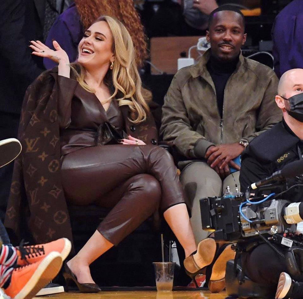 Adele không giống CĐV đi xem bóng rổ mà giống một fashionista ngồi thế 'front row'.