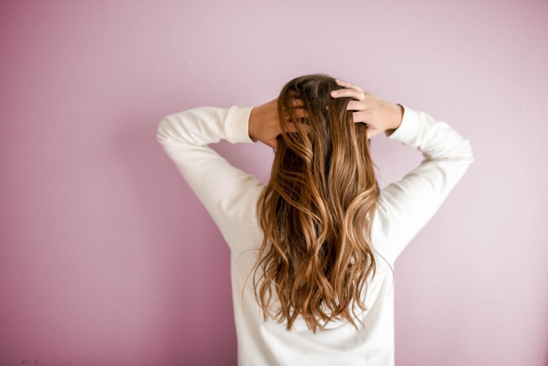 Gội đầu quá nhiều có thể gây nên tình trạng xơ tóc.