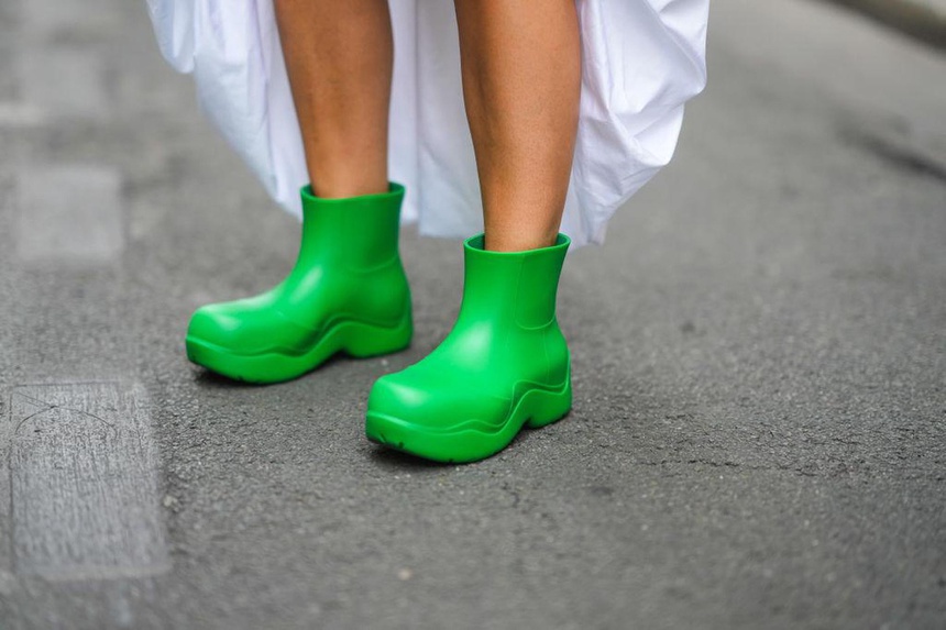 Đôi boots màu xanh nổi bật của Bottega Veneta rất được lòng giới mộ điệu vào mùa mốt Thu - Đông 2021.