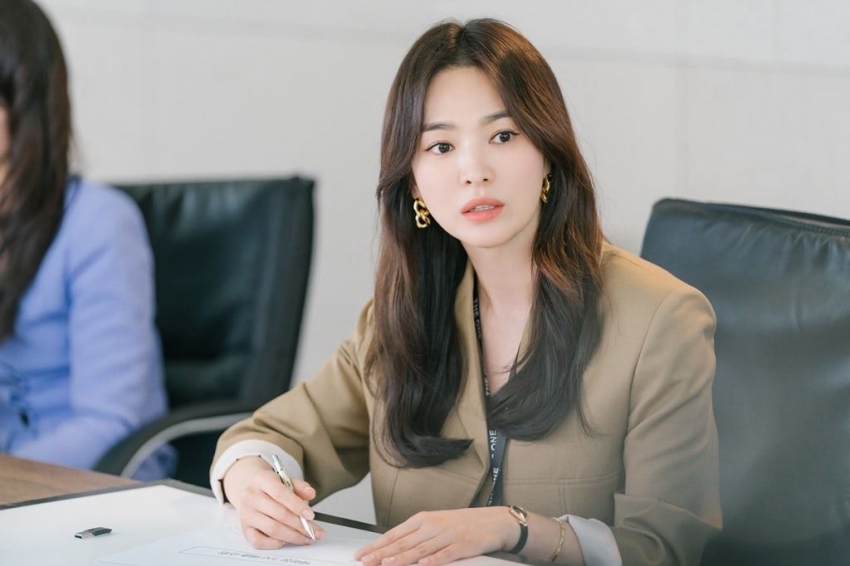 Netizen bất ngờ khi Song Hye Kyo lần đầu để lộ hình xăm, hình ảnh nàng thơ dần biến mất? - Ảnh 1