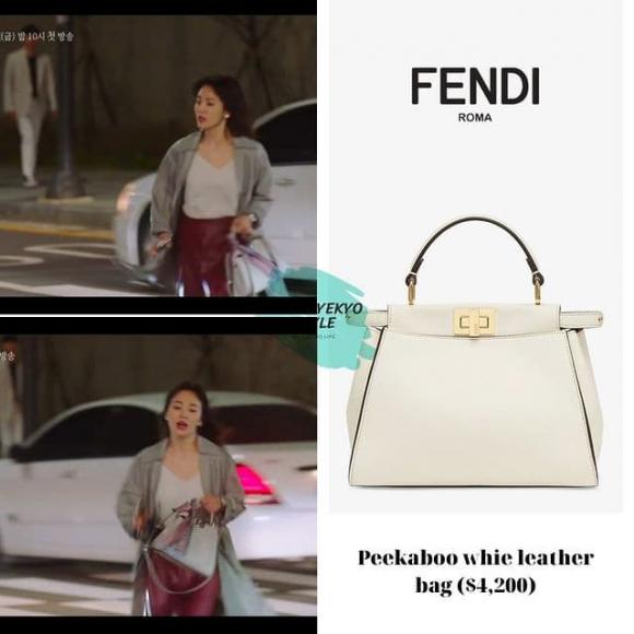 Chiếc túi Peakaboo của Fendi vừa được ra mắt vào năm nay đã nhanh chóng có mặt trong tủ đồ của Song Hye Kyo. Cô nàng phối nó với một set đồ mang màu sắc trung tính. Để tạo điểm nhấn, Song Hye Kyo đã buộc thêm một chiếc khăn vào túi.