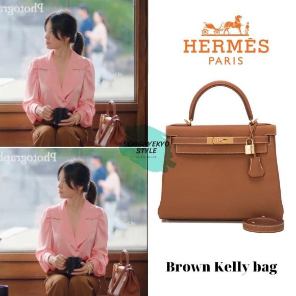 Chiếc túi Brown Kelly Bag mà Song Hye Kyo cầm có giá hơn 300 triệu đồng. Chiếc túi này được đặt theo tên của cố Công nương Monaco Grace Kelly.
