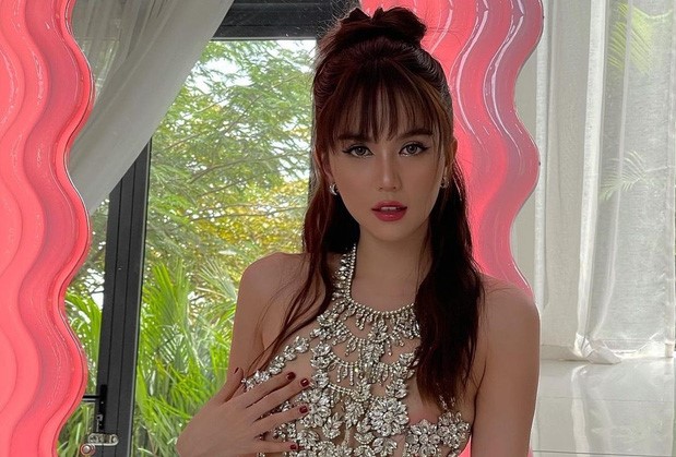 Gương 200 triệu cũng không chiếm sóng bằng miếng dán ngực của Ngọc Trinh