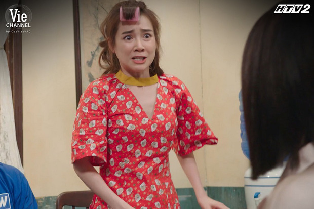 Trong Cây Táo Nở Hoa, Nhã Phương luôn mặc những trang phục màu mè quá lố. Tuy nhiên, đây là cách để cô thể hiện được cá tính của bản thân.